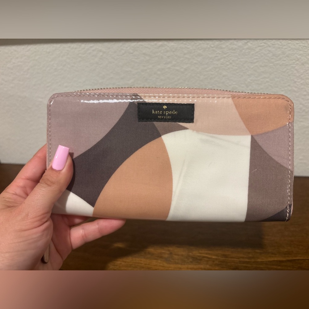 Kate Spade Geometric Tan and Cream Wallet - Picture 1 of 4